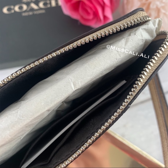 NWT COACH Boxed Corner Zip Wristlet Signature Bag - Picture 6 of 14